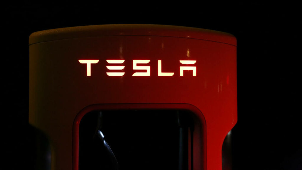Tesla guida autonoma supercomputer