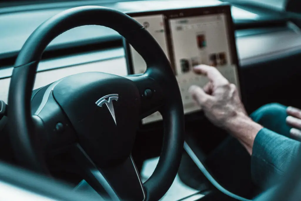 Tesla aggiornamento pilota automatico