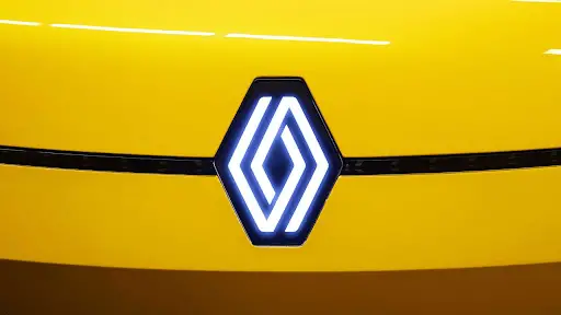 il nuovo logo renault sulla macchina
