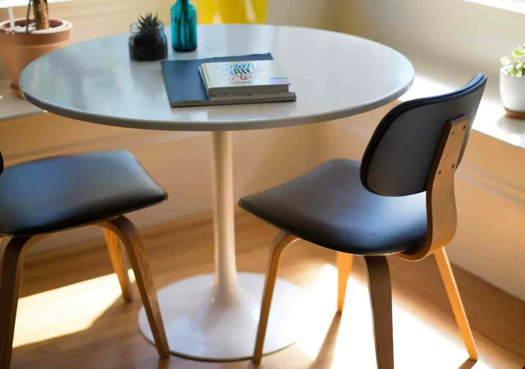 nuovi modi di lavorare - tavolo con sedie