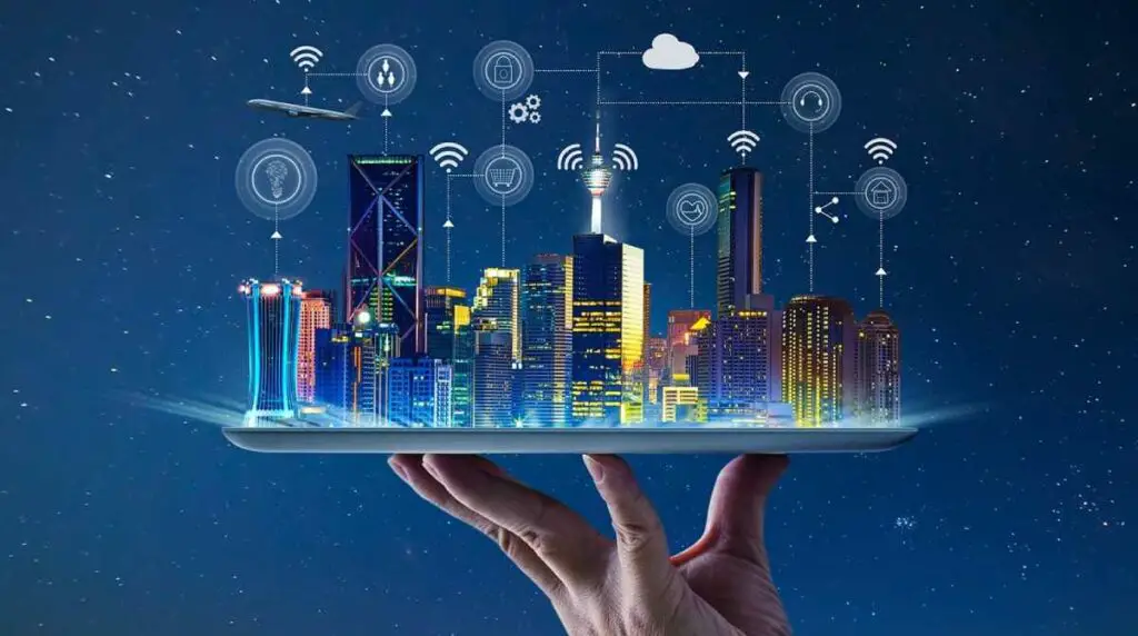 città del futuro - mano regge tablet da cui esce smart city interconnessa.